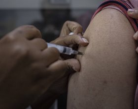 brasil-vai-na-contramao-do-mundo-e-cai-intencao-de-se-vacinar-contra-covid,-diz-levantamento