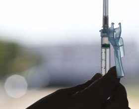 governo-recebe-novo-lote-de-vacinas-contra-covid-19